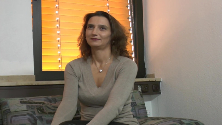 Deutsche Frauen: Atemberaubende deutsche MILF masturbiert in solo-action
