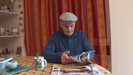 Nude in France: laal baalon vaali traishi ne yuva aur boodhe aadmi ke...