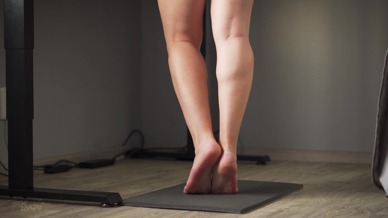 Teasecombo 4K: スタンディングデスクで10代の子牛を見る