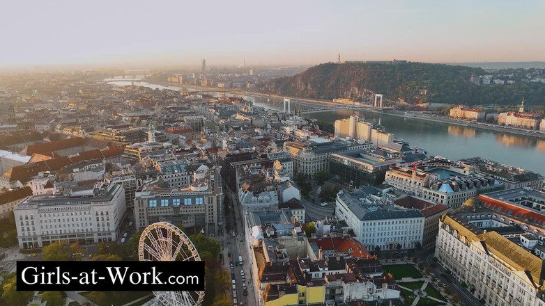Girls At Work: Colegi la serviciu, iubiți în privat