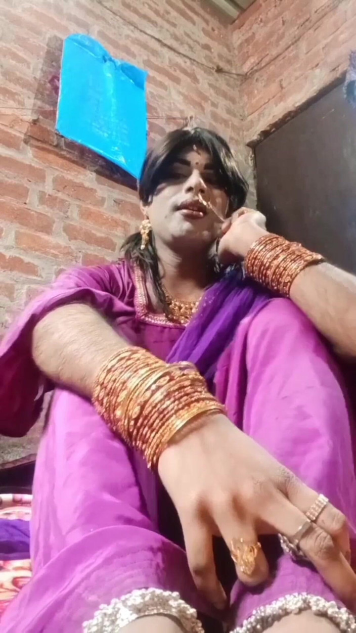 Urvashipatil123: Urvashipatil Rani kinnar si diverte ad indossare Salwar Kameez