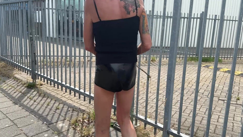 NaomiPerv: Stăpâna trans Naomiperv are un vibrator în cur în aer liber
