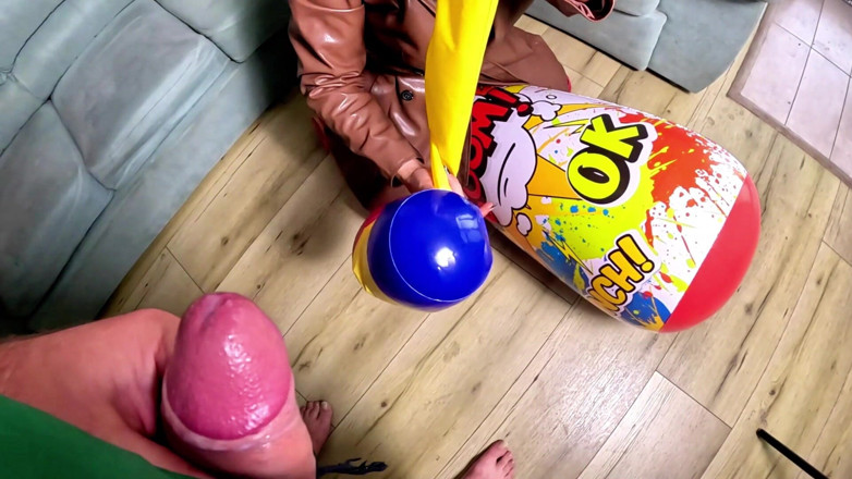 MilfyCalla: Dominante leren milf opblaasbare smash fetisj. Gigantische hamer, op zijn...