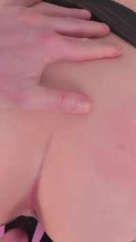 Ritzy Rain Hard fucked w jej puszczal anal i cipki podczas trzymając jej tyłek