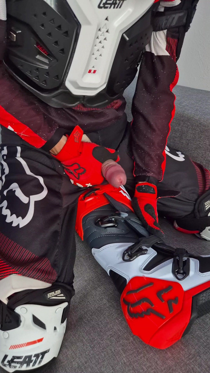 Sneakersmax98: Un motociclist foarte entuziasmat și-a marcat noile cizme Fox