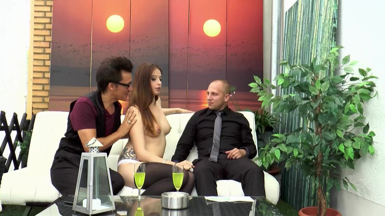 DEUTSCHLAN PORNO XXX: Ragazze calde soddisfano le fighe bagnate con due cazzi giganti...