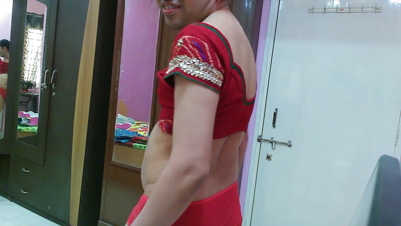 Cute & Nude Crossdresser: Süßer sissy-transvestiert femboy Sweet Lollipop in einem crop top und...