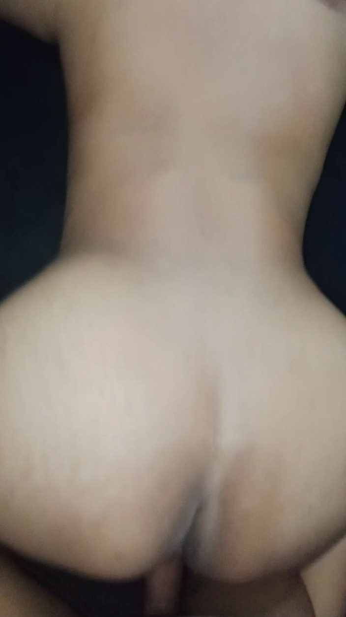 Ayuningsih: Dernier!! Une salope sexy sert ses clients avec ses soupirs...