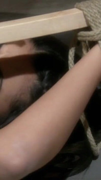 Teen kundička se zavázanýma očima potrestána Valentýnem