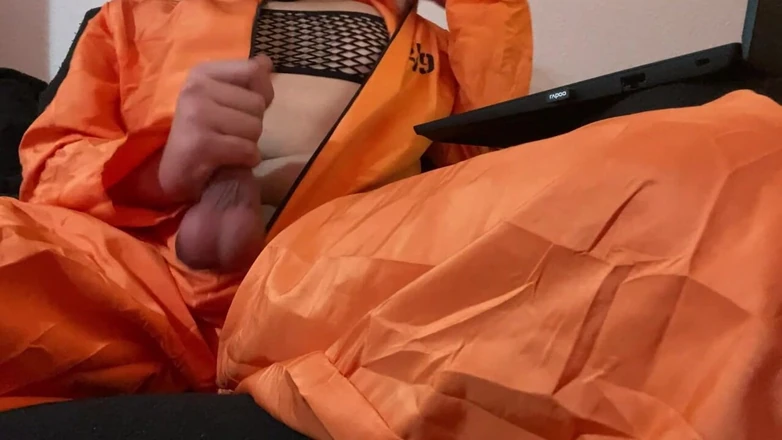 Leonboy04: Ung fånge fånge i fängelseuniform runkar av sin tjocka kuk...