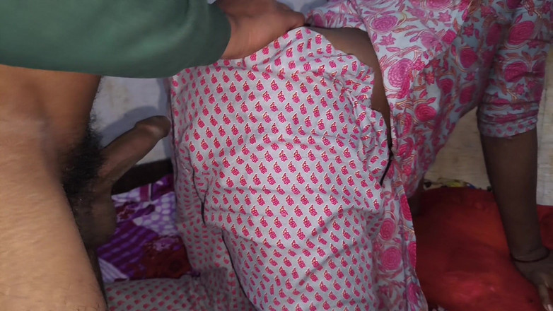 RoboticApple28: Villege ev hanımı evde Hintçe sert sikişiyor