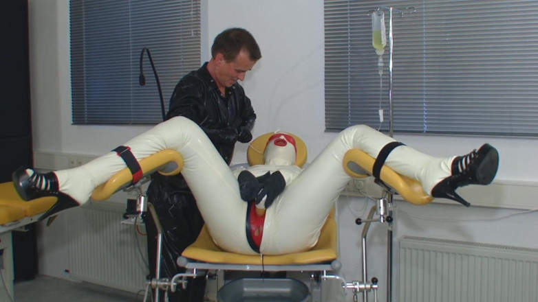 Rubber & Clinic Studio - 1ATOYS: Xtreme 오줌 경험