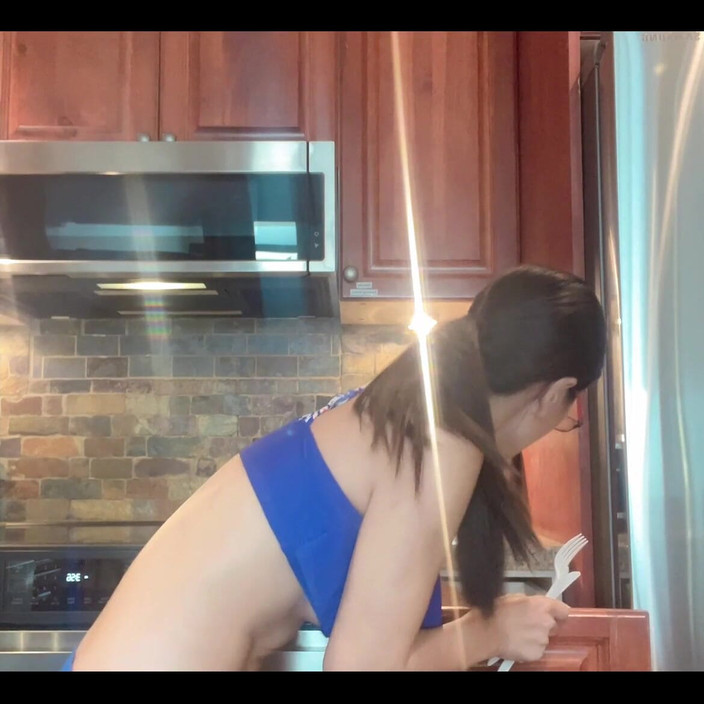 sweethanajapanese: 厨房里的性感屁股