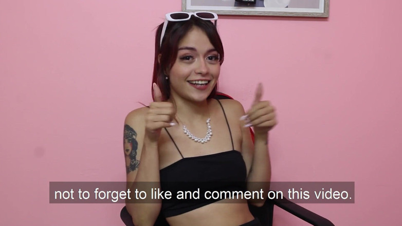 X Live Community: La ragazza ama spingere enormi in gola