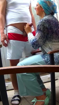 穆斯林熟女给我手淫和口交，然后吞下了我的精液。