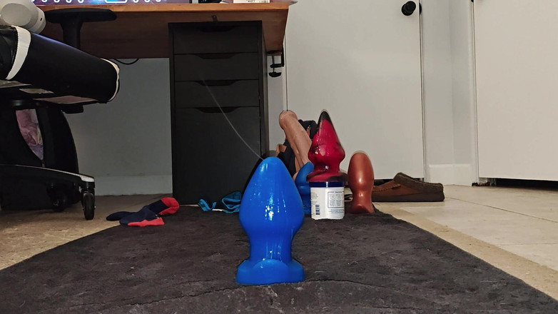 Da Boss: Sissy klafft bis zum maximum mit Plugs und Dildos, während...