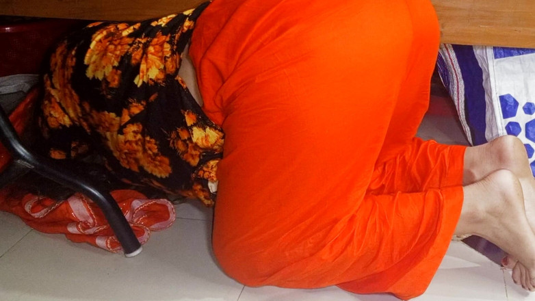 Dhaka studio: Il fratellastro ha scopato la sorellastra mentre è bloccata nel letto