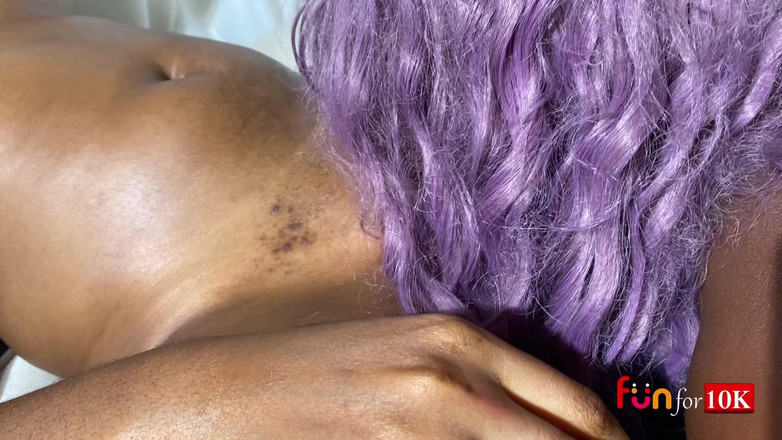 Fun for 10k bi videos only: 在她被该地区的一些坏男孩抓住之前，她正在品尝那个湿润的阴户