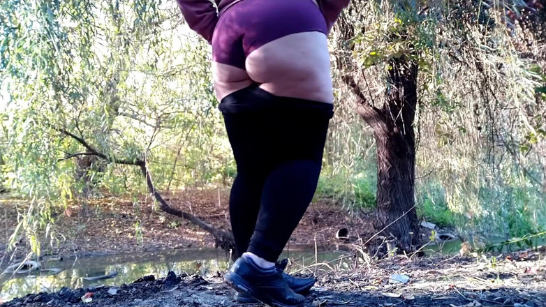 Elena: MiLF formosa in leggings piscia nel parco