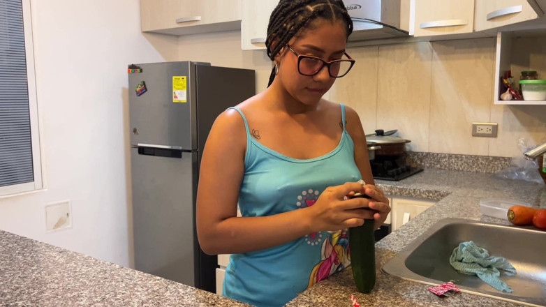 Bridney Star: Bridney Destruye Su Coño Mojado Con Un Pepino