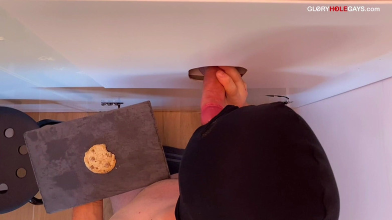 GLORYHOLEGAYS: Hij kwam op een koekje - en ik at elke kruimel