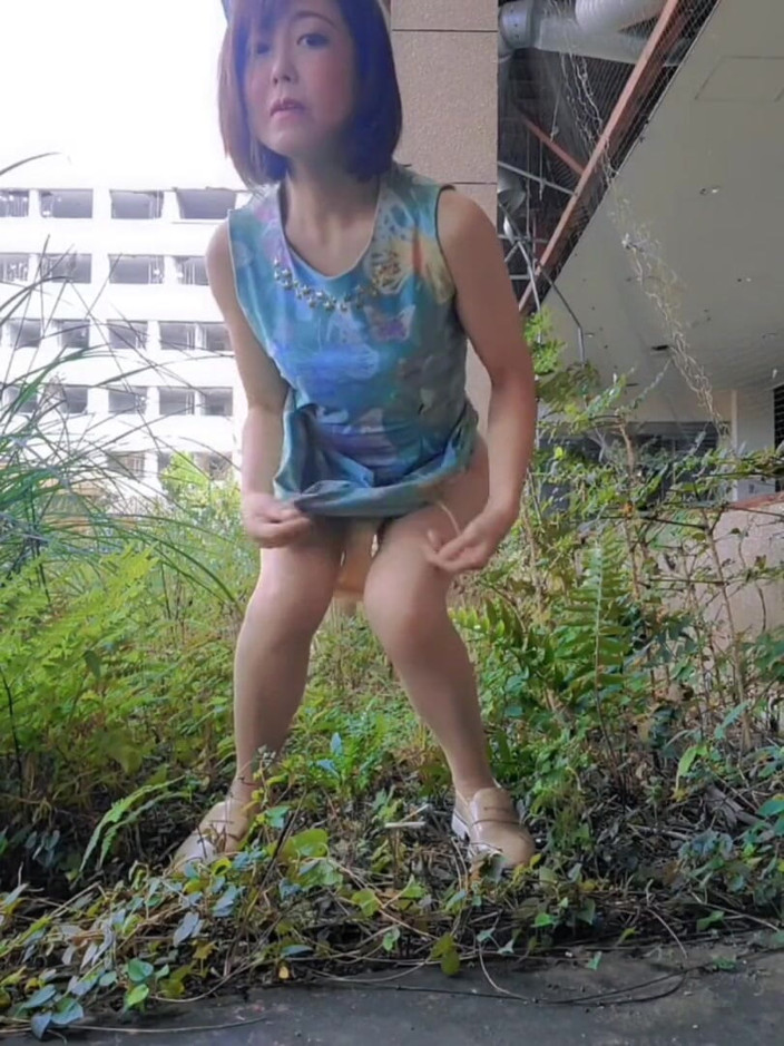 Mayumi Kanzaki: Exposição ao ar livre e xixi