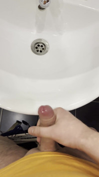 El chico se masturba en el baño y, filmando todo de cerca y al final.