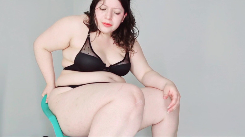 Alice H: Uvízla v malé židli