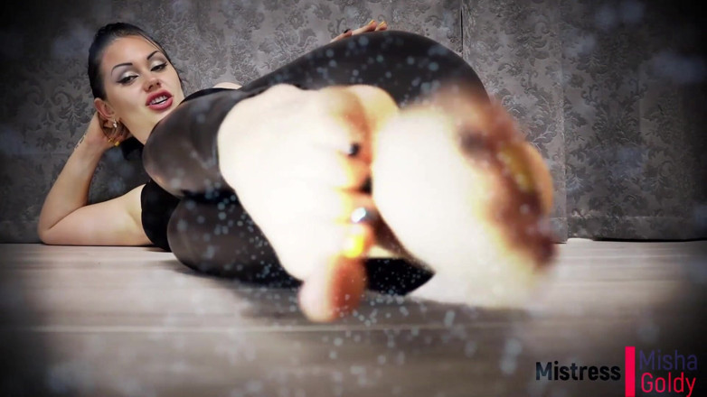 Goddess Misha Goldy: Negare il tuo orgasmo ancora e ancora sui miei piedi...