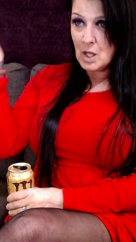 Une cougar en rouge fume