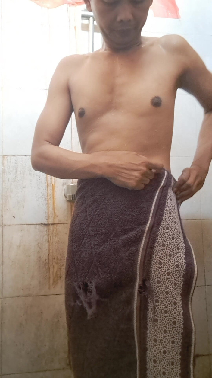 David Studio: Un homme adulte à la peau exotique prend un bain l’après-midi