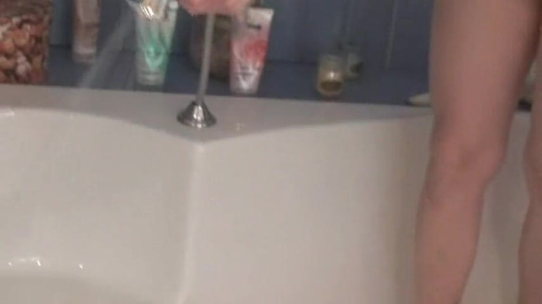 Femdom Austria: Elle se vide la vessie sous la douche