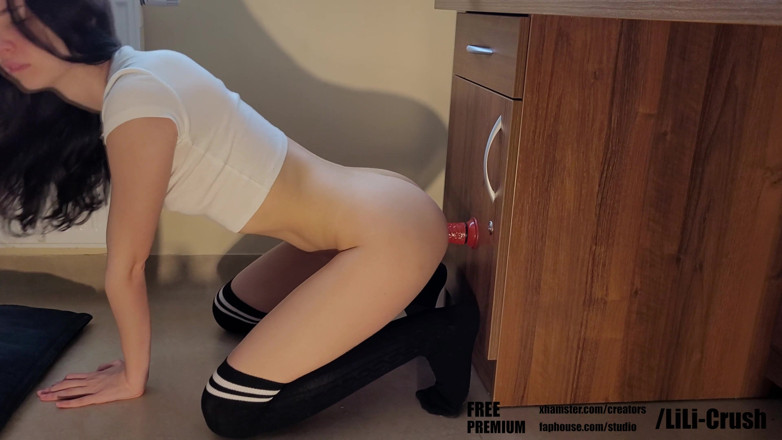 Lili Crush: Magrinha recebe vibrador anal depois de sexo