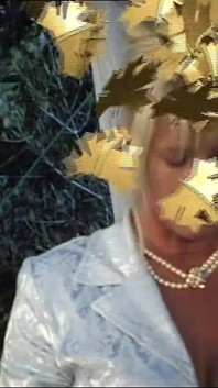 Blonde geile schlampe war eifrig, drei harte schwänze gleichzeitig zu lutschen, bevor sie eine doppelpenetration bekommt