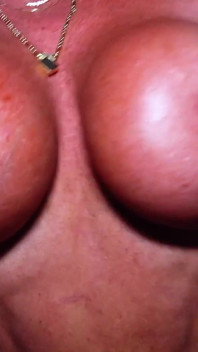 Rondborstige rijpe pawg bedriegt cuck-echtgenoot met grote zwarte lul