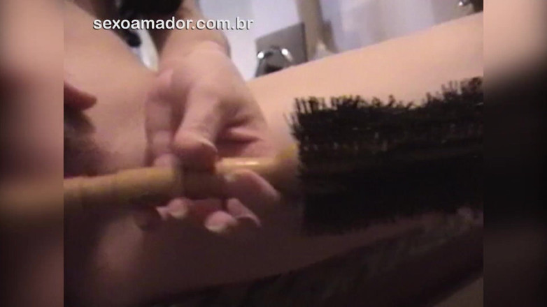 Amateurs videos: Remaja si rambut coklat muda menyumbat berus rambutnya dalam pepeknya...
