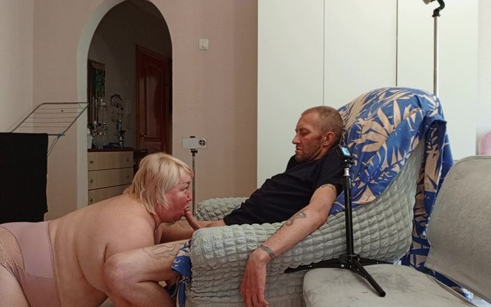 Zona901: Masturbando una polla y dando una mamada a un amigo...