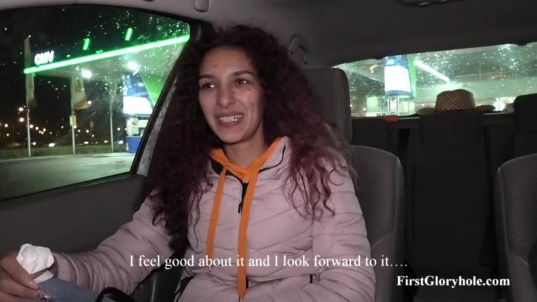First Gloryhole: Jonge stiefmoeder Lilien - 9 ingeslikte doses sperma (volledige video)