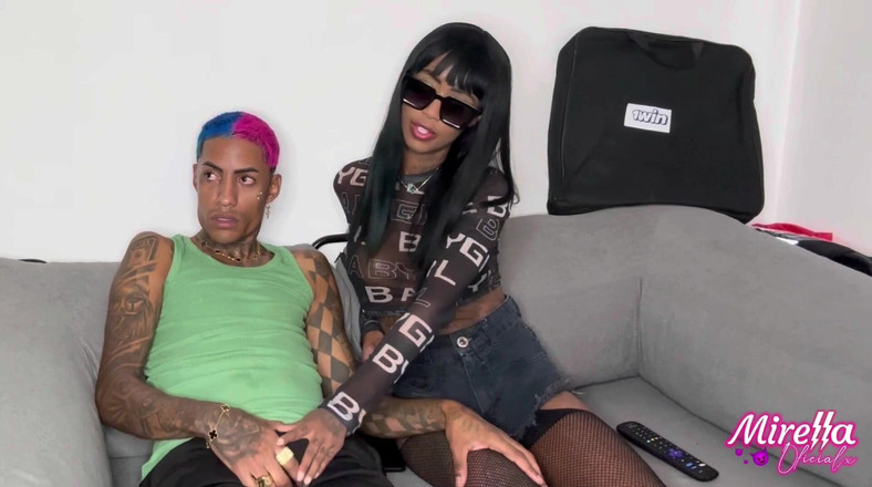 Mirellaoficialx: Mein Freund ändert sich nicht jedes Mal, wenn er mich besucht,...