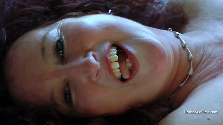 British Sex Films: Une femme mature vêtue de bas chevauche une bite