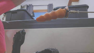 Chastitybeltboy: Un homme en cage de chasteté avec des bas en...