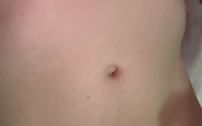 Sissy Lingerie: Sissy masturbuje się w pomarańczowej bieliźnie w pierścieniach kutasa