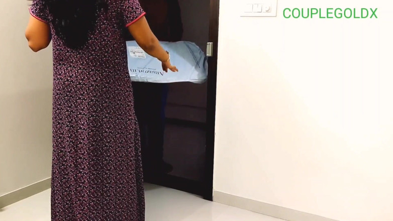 Sexy Komal: Мальчик-курьер Ne Darwaze Par Hi, Chodna Suri Kar Diya