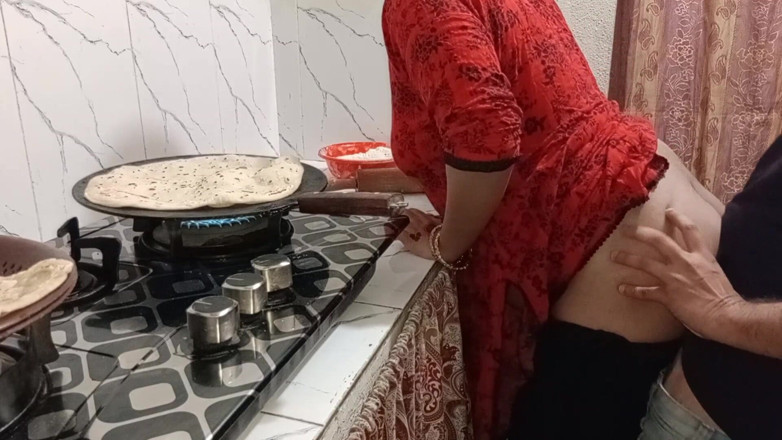 QueenbeautyQB: 印度继母在厨房的性爱视频