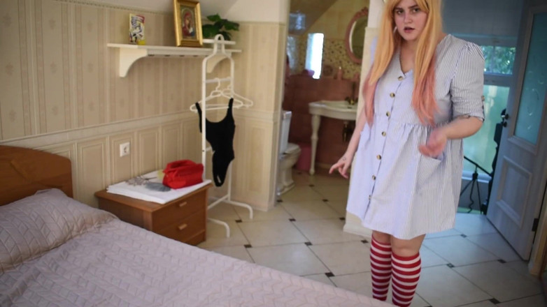 Kira Koval: Kira in Wonderland geneukt door een dildo