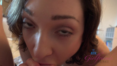 ATK Girlfriends: Lily se tient sur toi pour exhiber sa chatte poilue,...