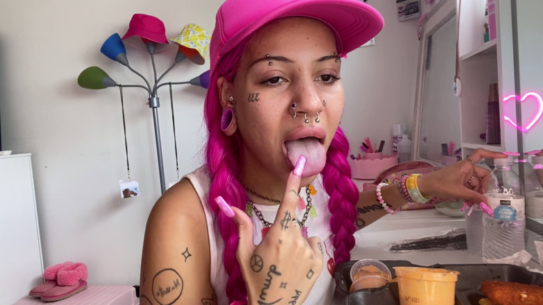 Nali Marie: Kryddig mat Mukbang Vlog extra heta mozzarellapinnar