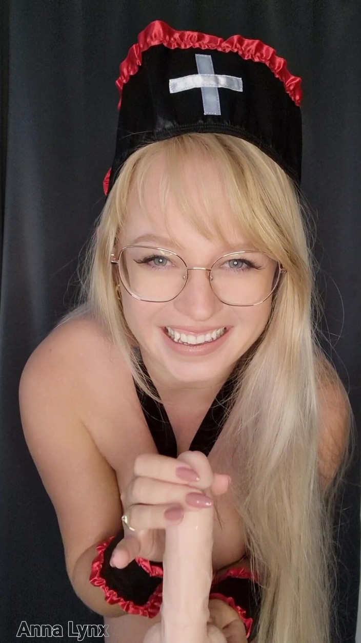 Anna Lynx: L'infermiera sexy ti succhia il cazzo