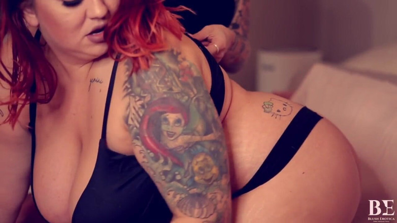 Blush erotica: Лесбіянки грають з вібратором після дня на пляжі