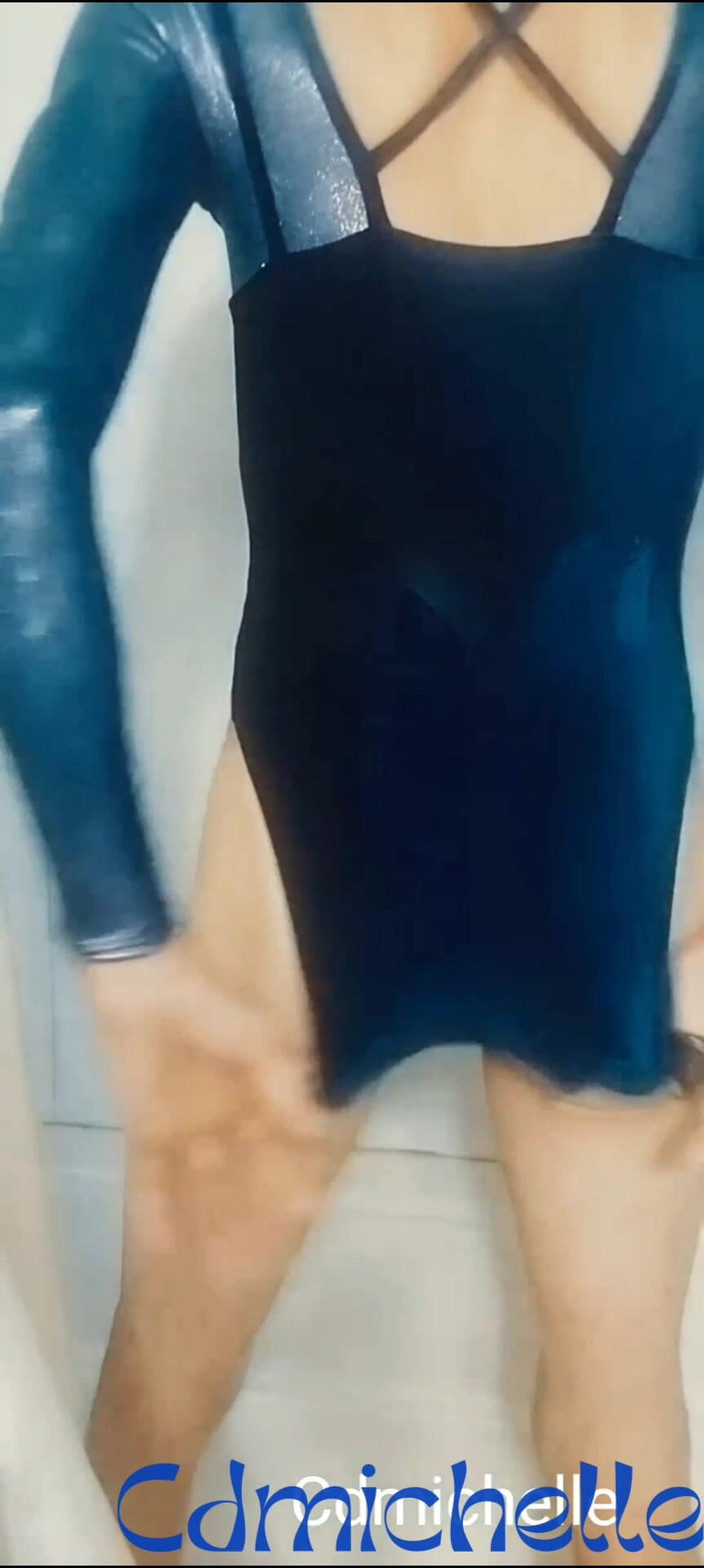 Crossdressers Cd Michelle wearing sexy lingerie: Cdmichelle la duș purtând tricou albastru sexy